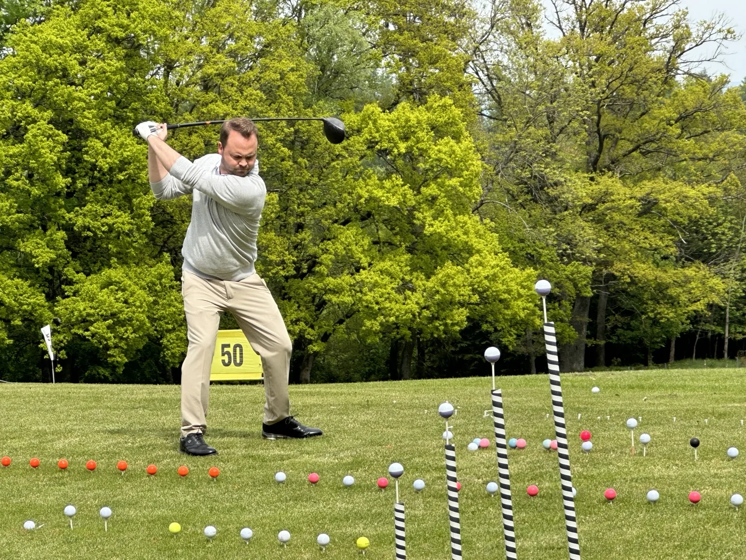 Darren Hillier beim Golfshow-Trick mit Teilnehmer