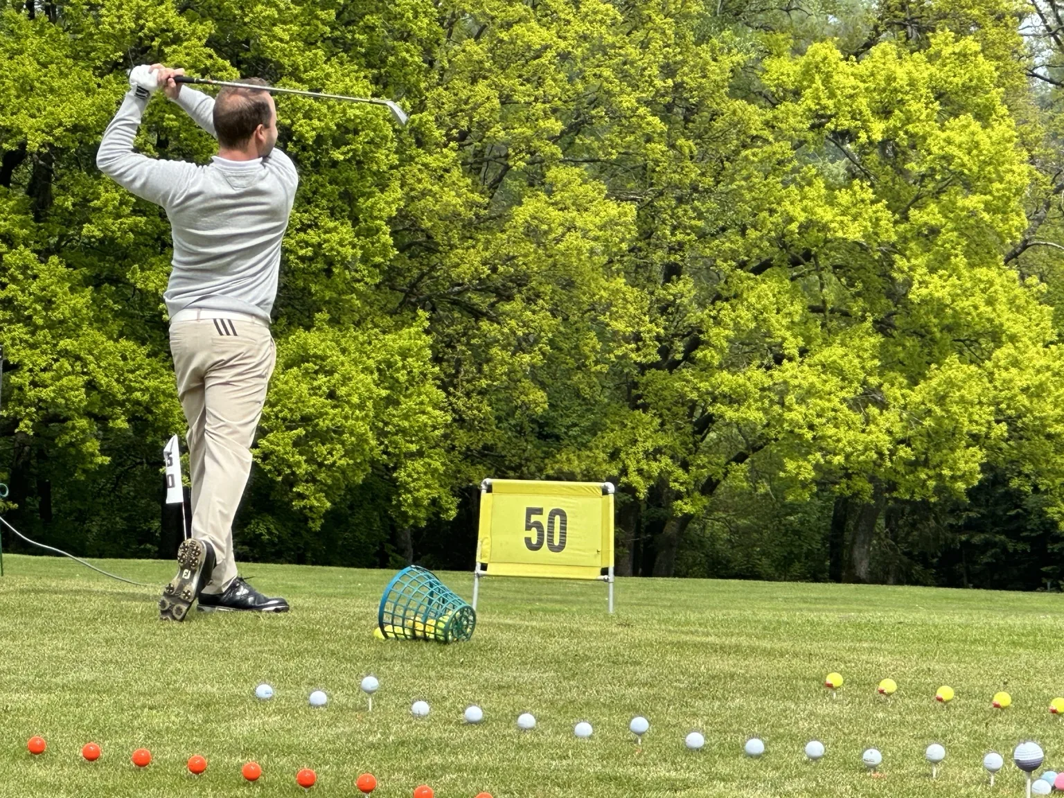 Darren Hillier vor einem Trickgolf-Parcours
